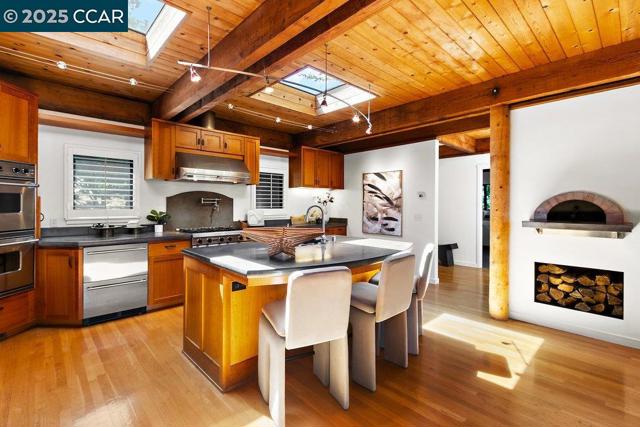 39 El Toyonal, Orinda CA: https://media.crmls.org/mediaz/4d9e7a9b-9441-4c1c-8bfc-5b569e0a1b6a.jpg