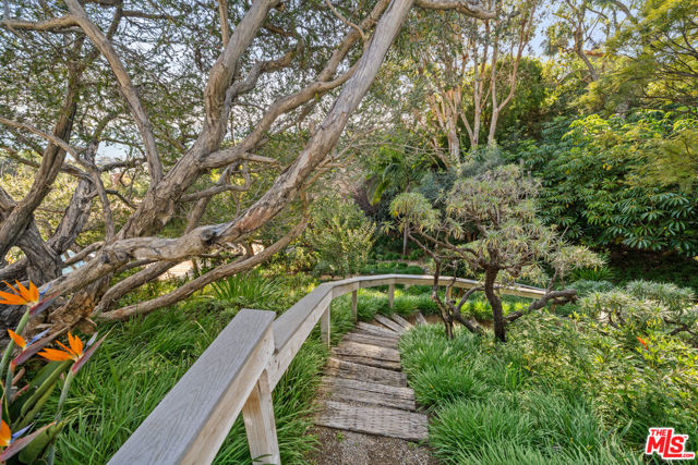 23812 Malibu Crest Drive, Malibu CA: https://media.crmls.org/mediaz/4d9e895e-0ff0-42d0-ad9a-86199005775c.jpg