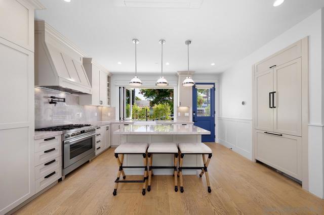 825 9th St., Coronado CA: https://media.crmls.org/mediaz/4d9ed997-4971-48a1-82d7-96df071f741f.jpg