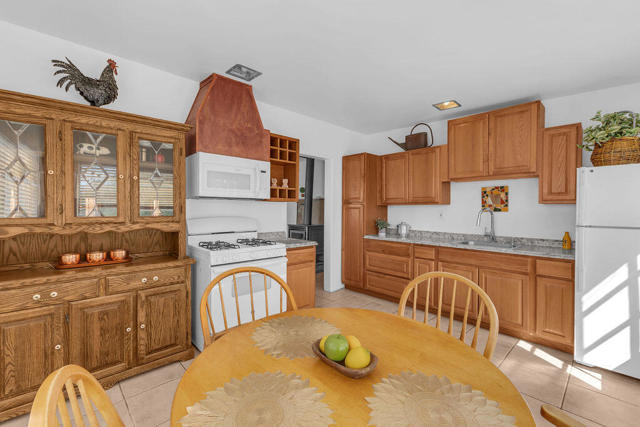 5797 Linda Lee Drive, Yucca Valley CA: https://media.crmls.org/mediaz/4d9eec85-5f29-4904-a0bf-bd42c6475363.jpg