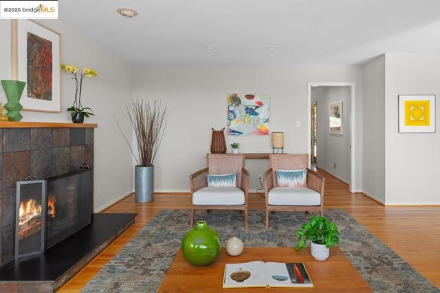 11718 Cranford Way, Oakland CA: https://media.crmls.org/mediaz/4d9f72e6-ec09-46a1-bd61-5b54674de19b.jpg