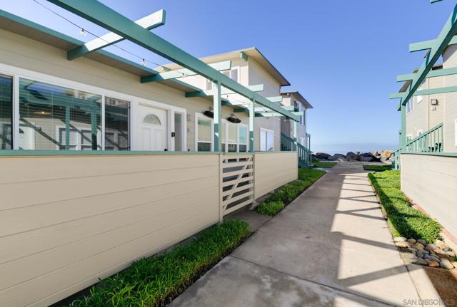 1680 B Seacoast Drive Unit B, Imperial Beach CA: https://media.crmls.org/mediaz/4d9fd16a-b498-4735-ac18-95f8012a9bab.jpg