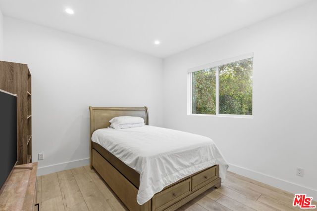 13822 Oxnard Street, Van Nuys CA: https://media.crmls.org/mediaz/4da0c1a3-5a78-4d62-a1d1-2a9985e7cd64.jpg