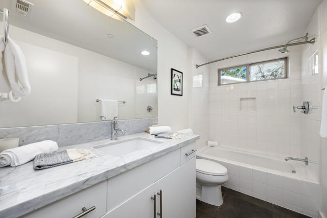 970 Oceo S Circle, Palm Springs CA: https://media.crmls.org/mediaz/4da220d4-d0dc-4ca1-9bf7-2ca2d1e78c99.jpg