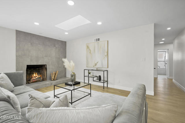 174 Wendy Drive, Thousand Oaks CA: https://media.crmls.org/mediaz/4da263a2-2179-4f1f-bcc0-a2e2757e25e1.jpg
