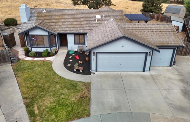 46480 Pine Meadow Place, King City CA: https://media.crmls.org/mediaz/4da2a1f3-751c-44b3-a8e5-5dc60ffd274f.jpg