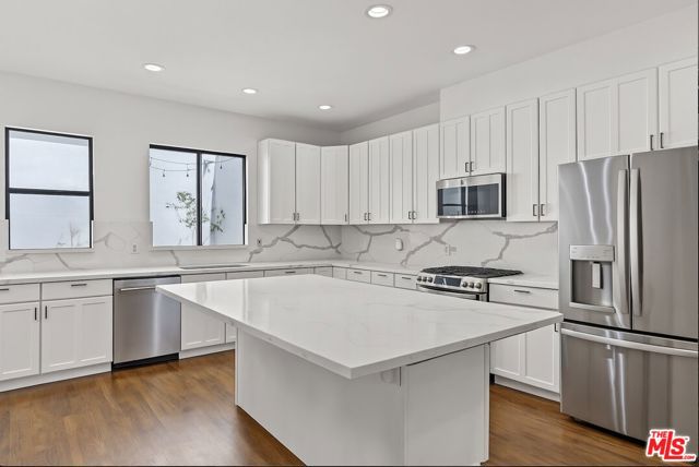 2646 Rinconia Drive, Los Angeles CA: https://media.crmls.org/mediaz/4da2de9b-4e48-4b65-9589-fcb00266dbe0.jpg
