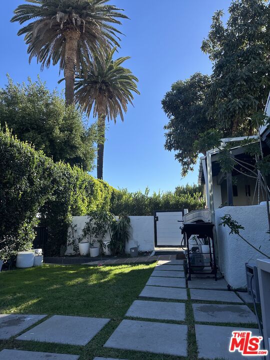 643 N Vista St, Los Angeles CA: https://media.crmls.org/mediaz/4da36452-259c-4333-b2d4-c9fe42e43060.jpg