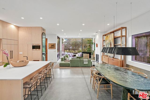810 Amoroso Place, Venice CA: https://media.crmls.org/mediaz/4da371d8-e294-4647-9e39-1a9e92f0af7b.jpg