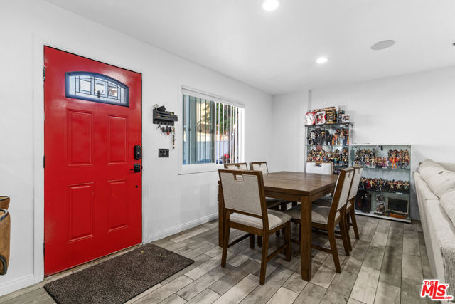 2205 S Burnside Avenue, Los Angeles CA: https://media.crmls.org/mediaz/4da4cd16-4201-472e-ae0b-d64f515d624b.jpg