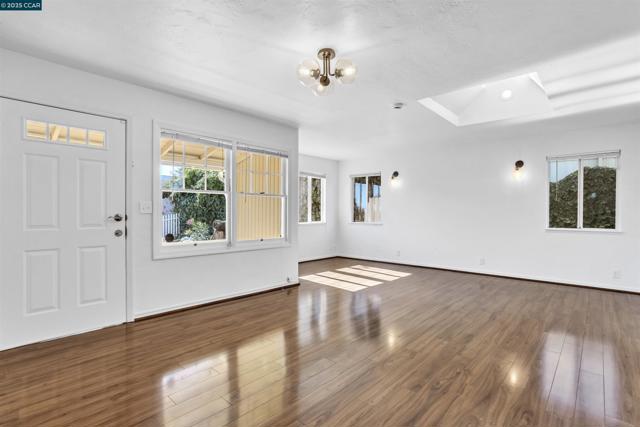 948 Jones Ave, Pinole CA: https://media.crmls.org/mediaz/4da64eb5-373a-4bc2-81a2-e18ea63c08f1.jpg