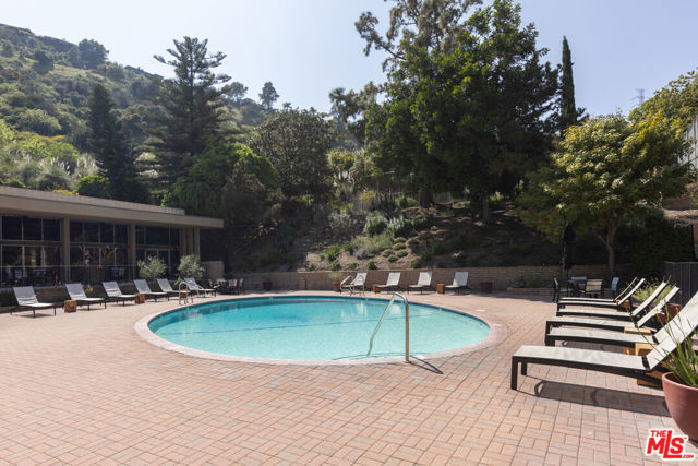 6708 Hillpark Drive, Los Angeles CA: https://media.crmls.org/mediaz/4da70f11-dbef-49c0-8fdd-fe3ad9c85017.jpg