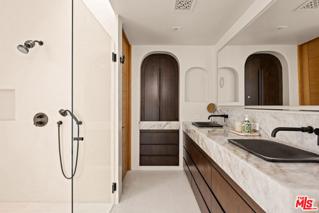 2341 Wilson Avenue, Venice CA: https://media.crmls.org/mediaz/4da7344b-6f55-4686-8a2e-f0df6614430e.jpg