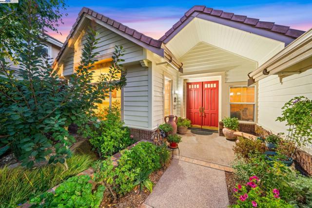 444 Cabonia Ct, Pleasanton CA: https://media.crmls.org/mediaz/4da7d4eb-bdd6-48f0-b074-1ec5fda476af.jpg