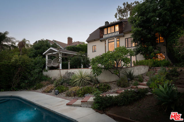 3756 Effingham Place, Los Angeles CA: https://media.crmls.org/mediaz/4da82de4-f552-42f7-877d-ae2bf7282988.jpg