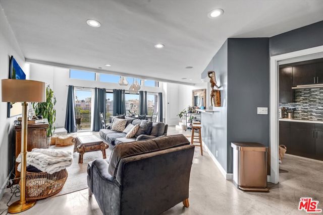 4105 Pacific Avenue, Marina del Rey CA: https://media.crmls.org/mediaz/4da89d84-bcf6-400c-ab90-742a72104d7a.jpg