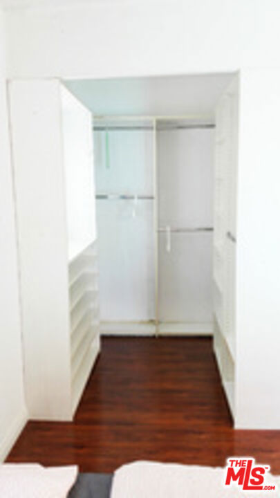 4226 Redwood Avenue, Los Angeles CA: https://media.crmls.org/mediaz/4da8ab01-7e31-43a0-907e-9146e472b1f4.jpg
