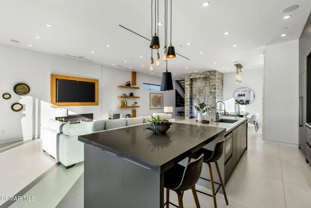 829 Flower Avenue, Venice CA: https://media.crmls.org/mediaz/4da92c0b-0b13-4c02-9086-3c1fa0c0215e.jpg