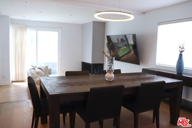 910 19th Street, Santa Monica CA: https://media.crmls.org/mediaz/4da99db8-586f-49f3-8883-fd784b4036fb.jpg
