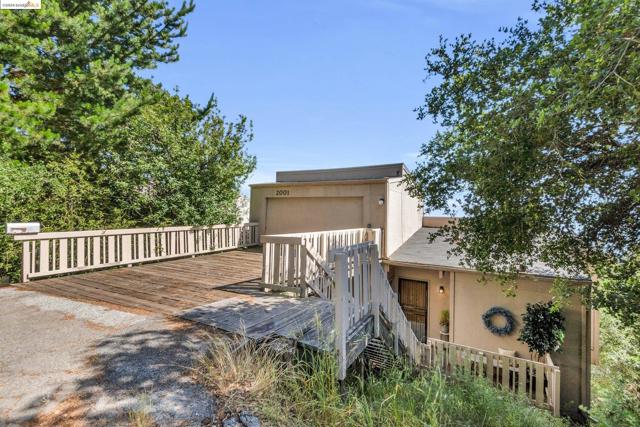 2001 Manzanita Dr, Oakland CA: https://media.crmls.org/mediaz/4daa0376-7689-4381-bd82-2873b8741750.jpg