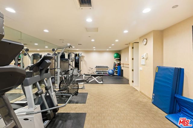 300 N Swall Drive, Beverly Hills CA: https://media.crmls.org/mediaz/4daa4802-4b35-4ad0-9d62-fc769e7595fc.jpg