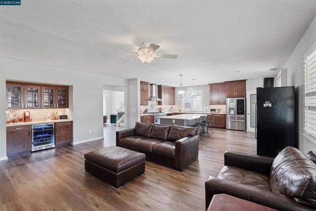 812 Westgate Drive, Vacaville CA: https://media.crmls.org/mediaz/4daa6e4a-5d6f-4751-acf5-d6675477f79f.jpg
