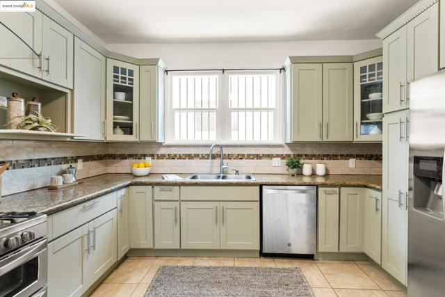2005 36th Avenue, Oakland CA: https://media.crmls.org/mediaz/4daa9e9b-e907-47b9-94a0-f52d1e2c3abf.jpg