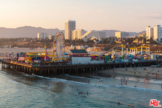 1447 Stanford Street, Santa Monica CA: https://media.crmls.org/mediaz/4dab0073-e200-43fb-bff2-dfedd02df147.jpg