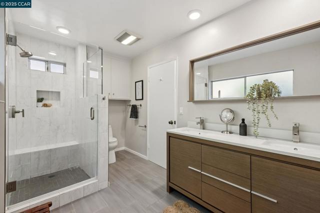6653 Banning Dr, Oakland CA: https://media.crmls.org/mediaz/4dab54ea-aab1-444d-b1d6-cc5f44057e7e.jpg