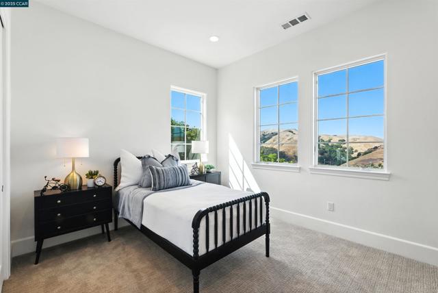 22 W Hill Way, Orinda CA: https://media.crmls.org/mediaz/4daba4fe-ad54-4430-bb10-1f9ee59a0f5d.jpg