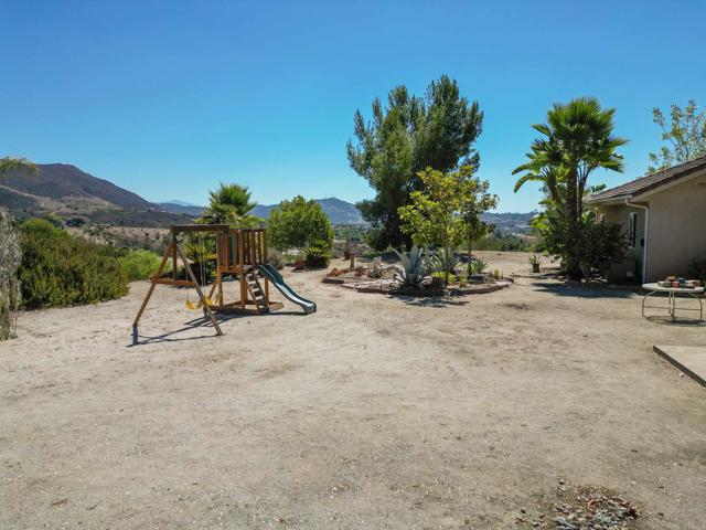 40487 Rock Mountain Drive, Fallbrook CA: https://media.crmls.org/mediaz/4dabd61c-e29a-4e5d-a116-cb26435ea614.jpg