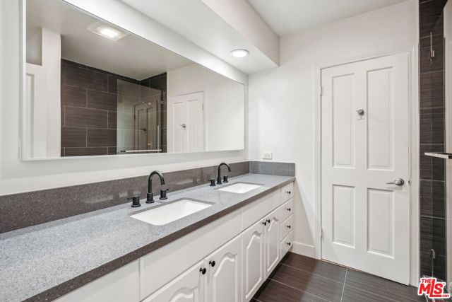 4900 Queen Victoria Road, Woodland Hills CA: https://media.crmls.org/mediaz/4dabd900-c3dd-4fcf-b9a2-79dbbb8180fa.jpg