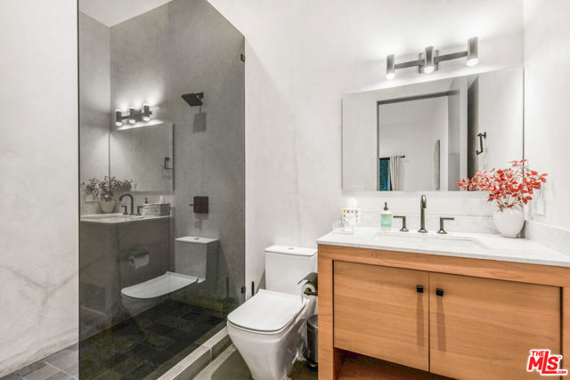 727 N Beverly Glen Boulevard, Los Angeles CA: https://media.crmls.org/mediaz/4dac0833-b845-4615-92c6-94456a487aa1.jpg