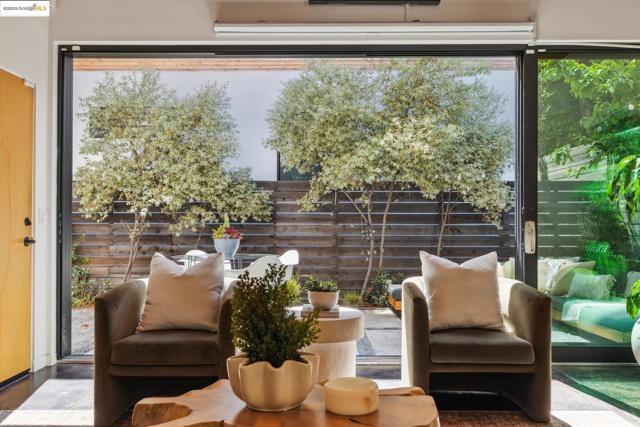 2010 9th St, Berkeley CA: https://media.crmls.org/mediaz/4dac7ef6-85c9-4f87-84ee-f16a131267e9.jpg