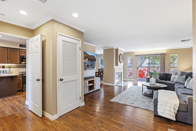 5409 Cameo Ct, Pleasanton CA: https://media.crmls.org/mediaz/4daceb90-0eba-41f4-870d-6fcf8b0c9a29.jpg