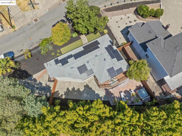 1995 149th Ave, San Leandro CA: https://media.crmls.org/mediaz/4dacf858-dbfa-47cb-8450-be0bba0ebd8b.jpg