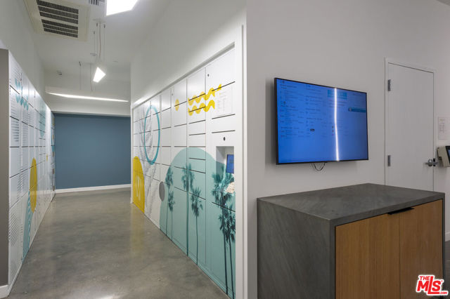 2929 pennsylvania Avenue, Santa Monica CA: https://media.crmls.org/mediaz/4dad9661-f691-4750-96cf-0500e1d2df00.jpg