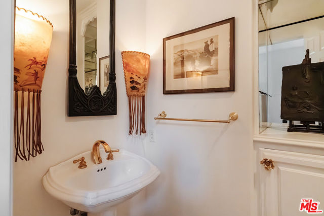 4244 Balcony Drive, Calabasas CA: https://media.crmls.org/mediaz/4dae0d1e-8f70-4da7-9438-e2c61e7227fd.jpg