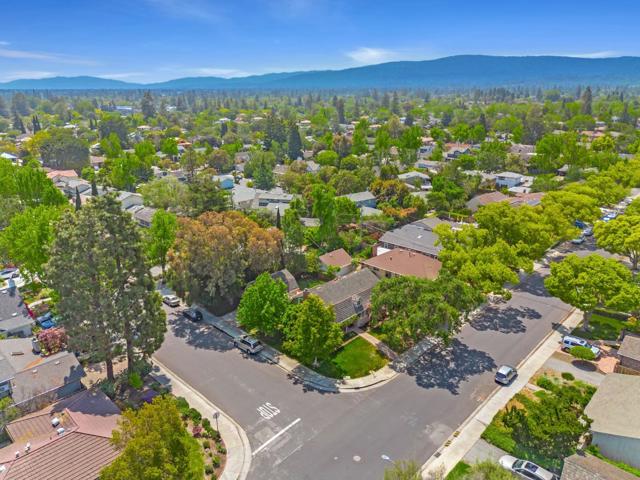 632 Saint Claire Drive, Palo Alto CA: https://media.crmls.org/mediaz/4daedf53-ec93-4edd-bfd6-cb9c8bd438ee.jpg