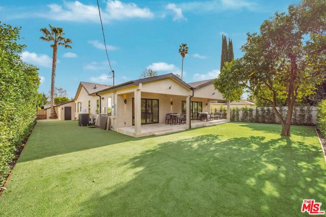 4627 Sunnyslope Avenue, Sherman Oaks CA: https://media.crmls.org/mediaz/4daef47f-4aee-4b9a-900a-72b2b559d611.jpg