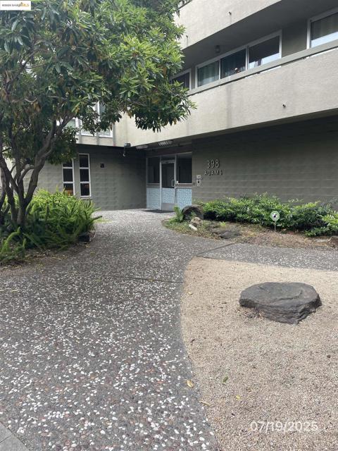 398 Adams St, Oakland CA: https://media.crmls.org/mediaz/4daf3d95-08f5-43c8-a7b3-2a0c639dd917.jpg