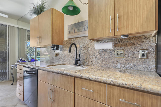 141 Lake Shore Drive, Rancho Mirage CA: https://media.crmls.org/mediaz/4daf9bc3-5821-4b3c-8c58-e2076255ddc1.jpg