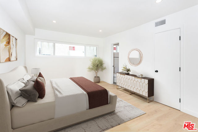 955 N Croft Avenue, Los Angeles CA: https://media.crmls.org/mediaz/4db08e66-3e64-4fca-a03b-05f2279deb6a.jpg