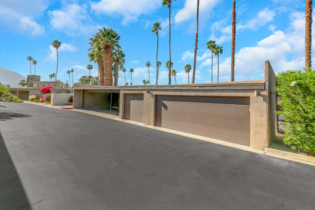 73879 Club Circle Dr, Palm Desert CA: https://media.crmls.org/mediaz/4db16fcf-4a44-4f11-831f-1c12946f5bef.jpg