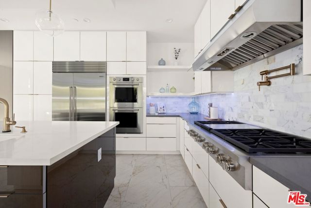 900 N Vista Street, Los Angeles CA: https://media.crmls.org/mediaz/4db1a905-ebf1-4001-8df6-7f540ec9e243.jpg