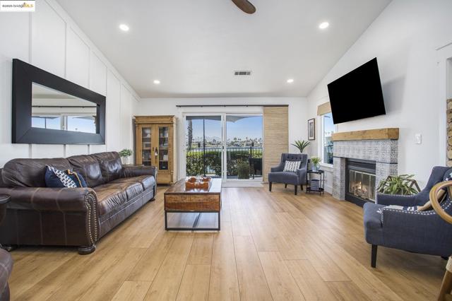 1550 Trawler St, Discovery Bay CA: https://media.crmls.org/mediaz/4db1b263-1656-4781-8326-bd49f24af9de.jpg