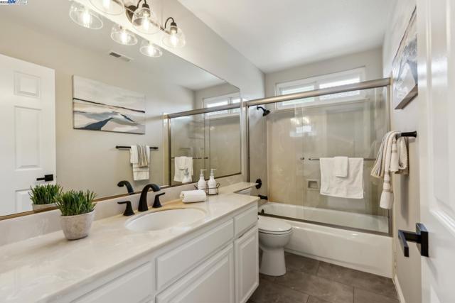 82 Applegate Way, Alameda CA: https://media.crmls.org/mediaz/4db47242-d885-492c-8295-31e2556db56d.jpg