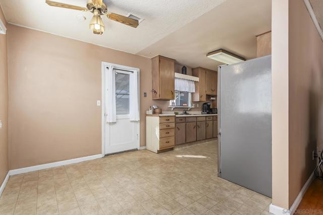 1256 TANGERINE ST, El Cajon CA: https://media.crmls.org/mediaz/4db48adc-c7bc-48e6-8213-81c2ba1d9be7.jpg