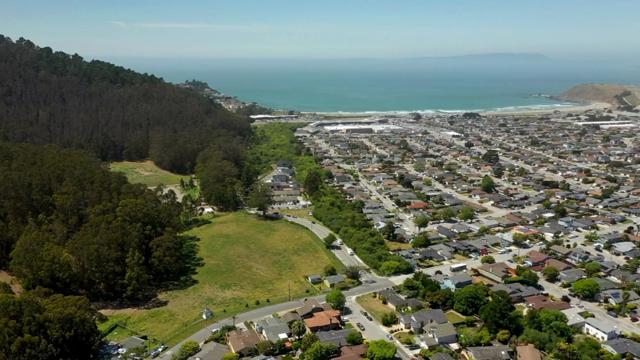 100 Shamrock Ranch Road, Pacifica CA: https://media.crmls.org/mediaz/4db4c066-63c5-4ece-b104-0977a73fc97e.jpg