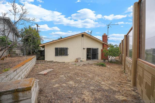 945 Nacion Avenue, Chula Vista CA: https://media.crmls.org/mediaz/4db6cb02-3944-47e5-aece-62d87de4f597.jpg